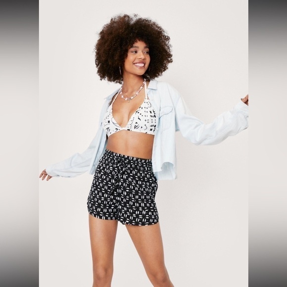 NastyGal Abstract Print High Waisted Drawstring Shorts Black and Ivory Size L - Picture 1 of 7